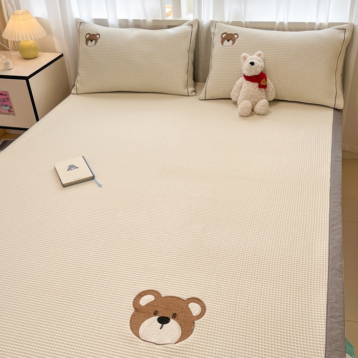 91家纺网 家纺一手货源 找家纺 雅居纺家纺 2025新款A类加厚三明治底华夫格绣花凉感席 床席款-熊出没