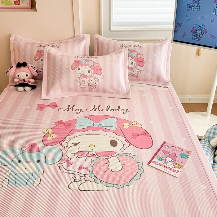 91家纺网 家纺一手货源 找家纺 蓝邻 2025春夏新款正版三丽鸥600D冰藤大版数码印花凉席-场景一 爱心美乐蒂