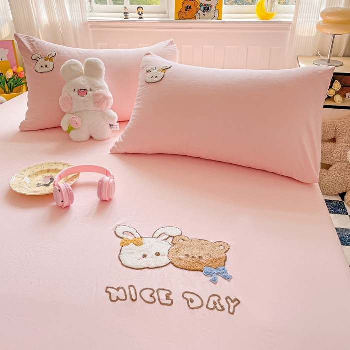 91家纺网 家纺一手货源 找家纺 海岛哥哥 2025春夏新款卡通毛巾绣床笠 兔兔的好朋友