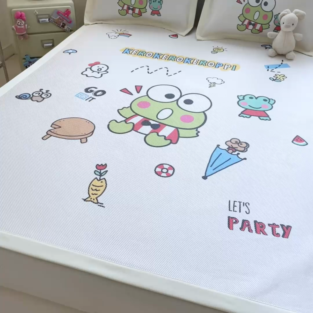 91家纺网 家纺一手货源 找家纺 蓝邻 2025春夏新款正版三丽鸥600D冰藤大版数码印花凉席-场景一 派队三眼蛙