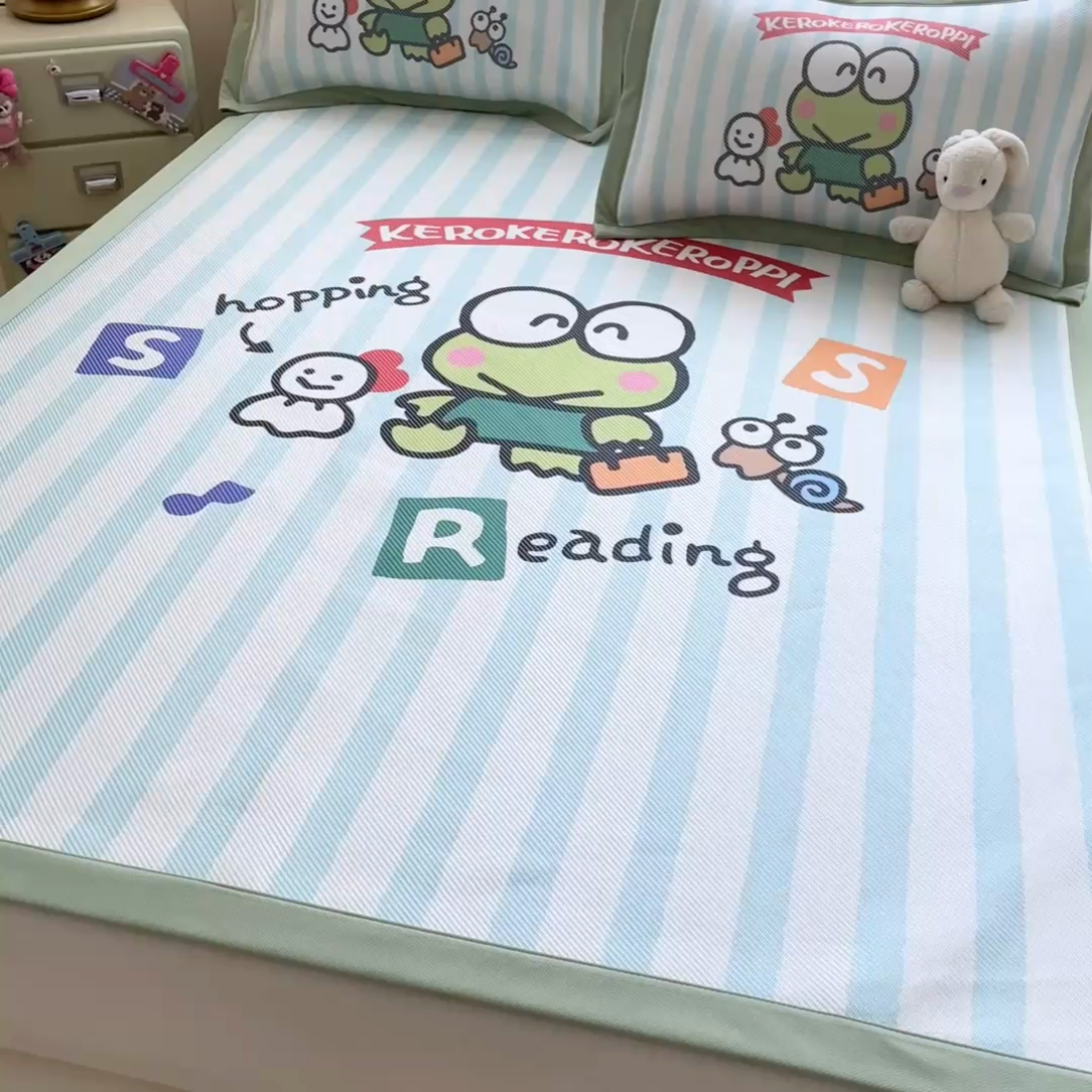 91家纺网 家纺一手货源 找家纺 蓝邻 2025春夏新款正版三丽鸥600D冰藤大版数码印花凉席-场景二 三眼蛙