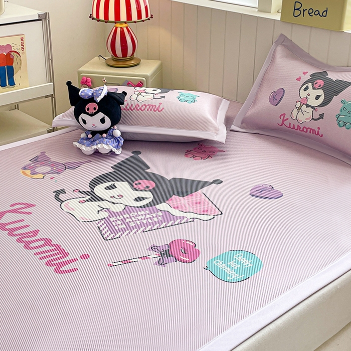 91家纺网 家纺一手货源 找家纺 蓝邻 2025春夏新款正版三丽鸥600D冰藤大版数码印花凉席-场景二 糖果库洛米