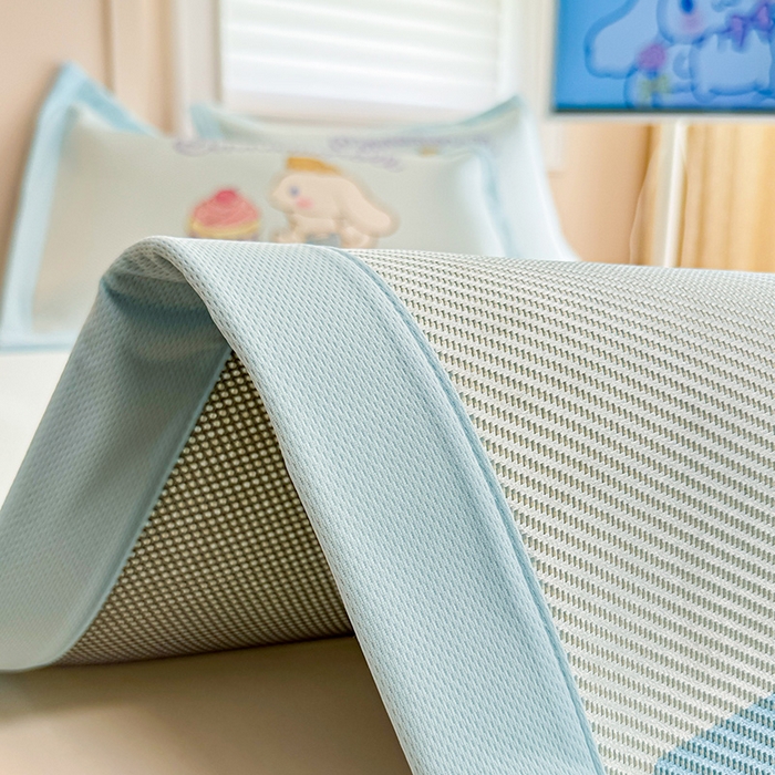 91家纺网 家纺一手货源 找家纺 蓝邻 2025春夏新款正版三丽鸥600D冰藤大版数码印花凉席-场景一 害羞玉桂狗