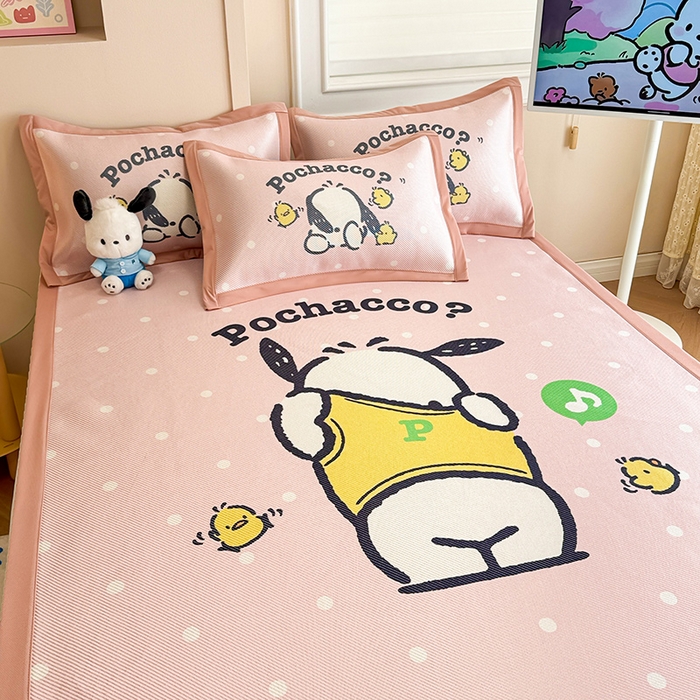 91家纺网 家纺一手货源 找家纺 蓝邻 2025春夏新款正版三丽鸥600D冰藤大版数码印花凉席-场景一 萌萌帕恰狗