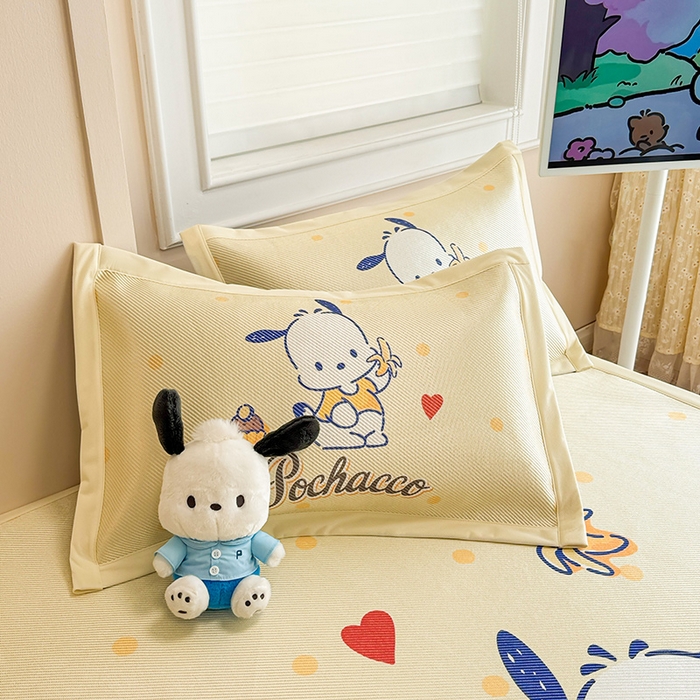 91家纺网 家纺一手货源 找家纺 蓝邻 2025春夏新款正版三丽鸥600D冰藤大版数码印花凉席-场景一 甜品帕恰狗