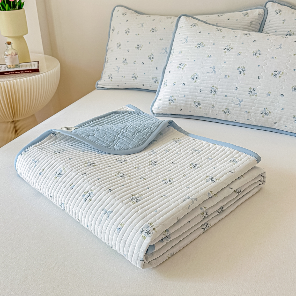 91家纺网 家纺一手货源 找家纺 橘夏家纺2025爆款棉感珍珠绸印花床盖三件套 木棉蝶花--晴空蓝