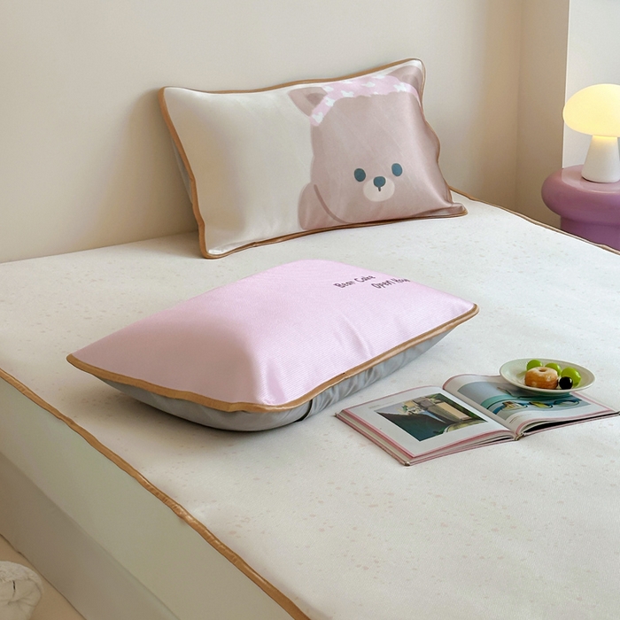 91家纺网 家纺一手货源 找家纺 如一2025A类ins大版数码卡通印花冰丝凉感席 粉粉熊-床笠-床笠