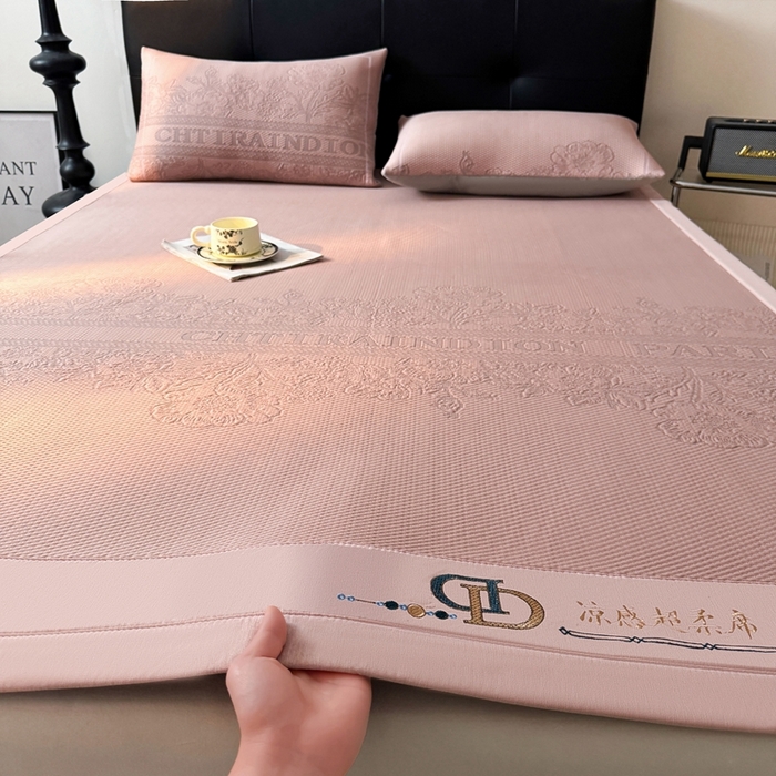 91家纺网 家纺一手货源 找家纺 怡源梦家纺2025新款冰豆豆凉席三件套-巴黎世家系列 巴黎世家 粉色