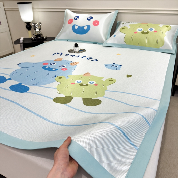 91家纺网 家纺一手货源 找家纺 倾慕  2025新款数码大版时尚卡通风冰藤席 怪兽兄弟