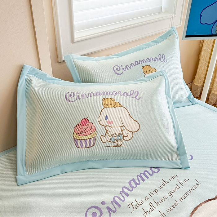 91家纺网 家纺一手货源 找家纺 蓝邻 2025春夏新款正版三丽鸥600D冰藤大版数码印花凉席-场景一 害羞玉桂狗