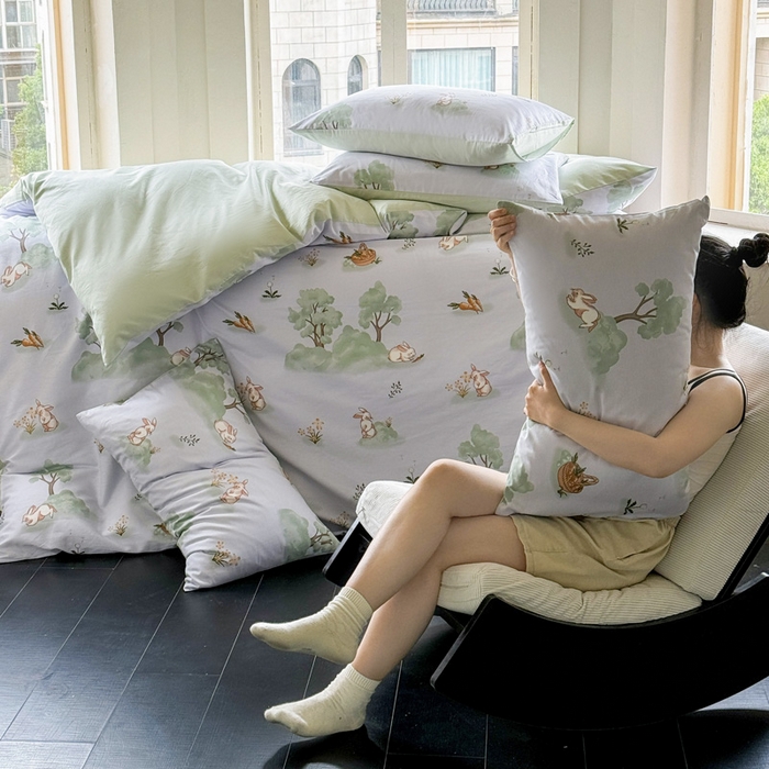 91家纺网 家纺一手货源 找家纺 澳梵家居 2025新款全棉印花四件套 兔林梦境