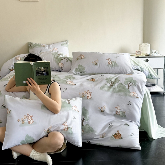 91家纺网 家纺一手货源 找家纺 澳梵家居 2025新款全棉印花四件套 兔林梦境