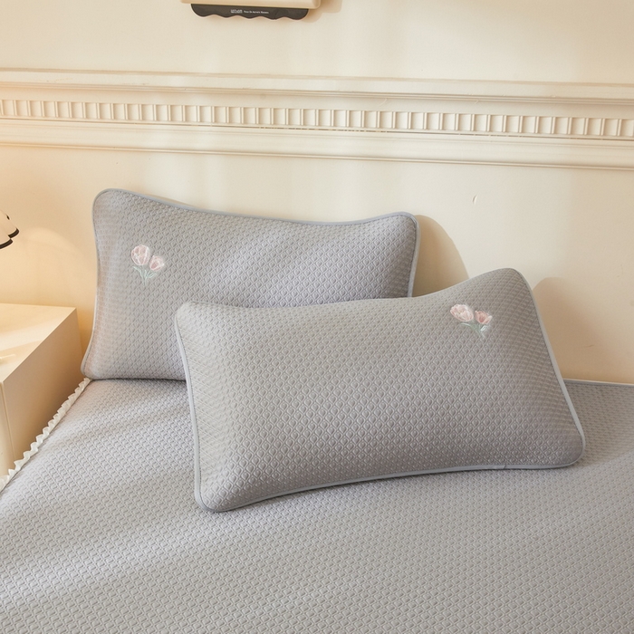 91家纺网 家纺一手货源 找家纺 （总）爱思凯家纺 2025新款小花-床裙 PE真豆豆刺绣软席凉席