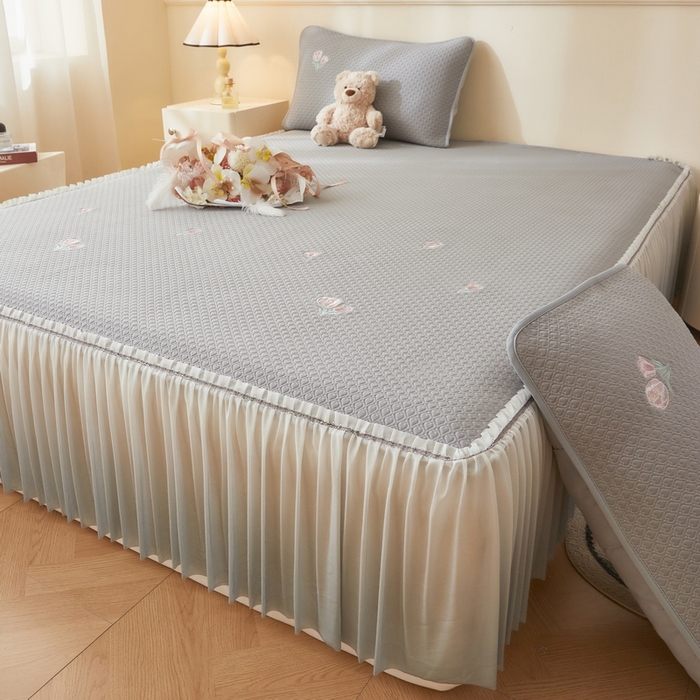 91家纺网 家纺一手货源 找家纺 （总）爱思凯家纺 2025新款小花-床裙 PE真豆豆刺绣软席凉席