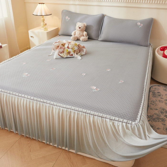 91家纺网 家纺一手货源 找家纺 （总）爱思凯家纺 2025新款小花-床裙 PE真豆豆刺绣软席凉席