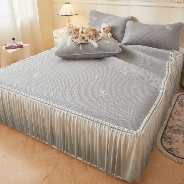 91家纺网 家纺一手货源 找家纺 （总）爱思凯家纺 2025新款小花-床裙 PE真豆豆刺绣软席凉席