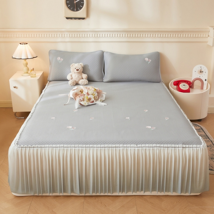 91家纺网 家纺一手货源 找家纺 （总）爱思凯家纺 2025新款小花-床裙 PE真豆豆刺绣软席凉席