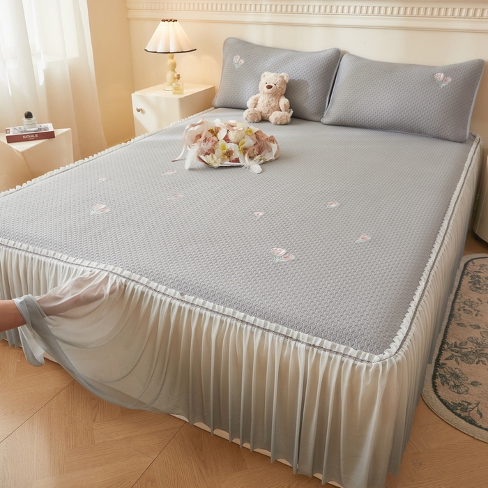 91家纺网 家纺一手货源 找家纺 （总）爱思凯家纺 2025新款小花-床裙 PE真豆豆刺绣软席凉席