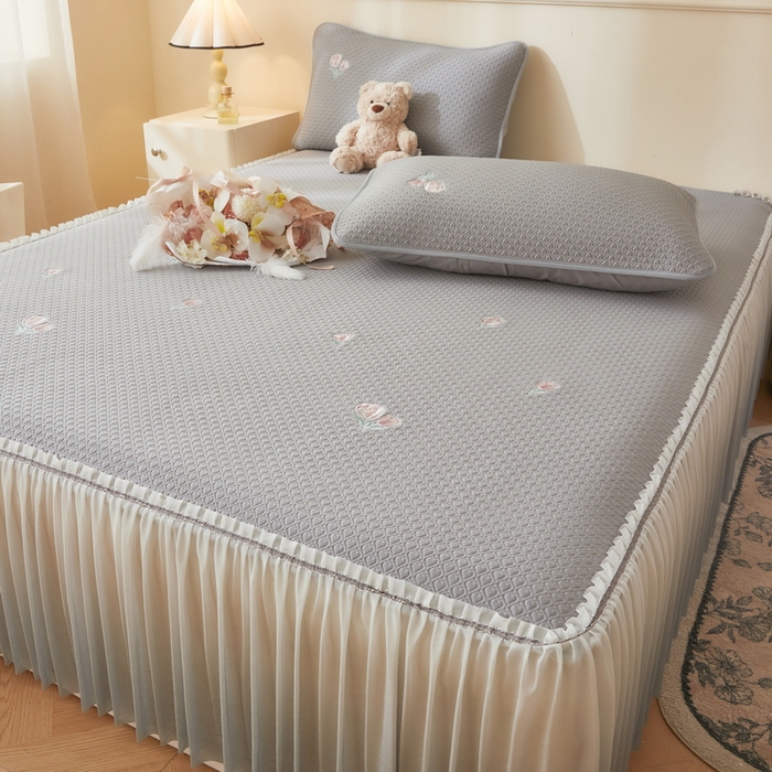 91家纺网 家纺一手货源 找家纺 （总）爱思凯家纺 2025新款小花-床裙 PE真豆豆刺绣软席凉席