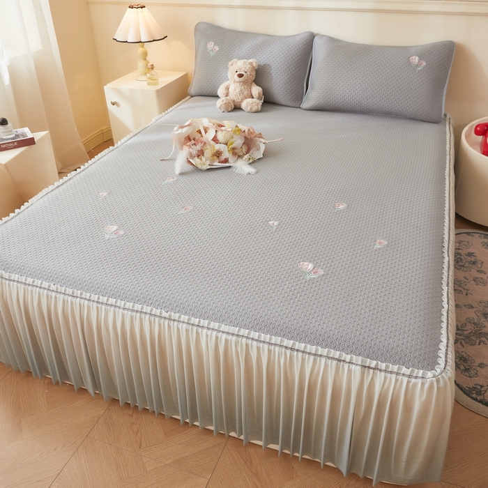 91家纺网 家纺一手货源 找家纺 （总）爱思凯家纺 2025新款小花-床裙 PE真豆豆刺绣软席凉席