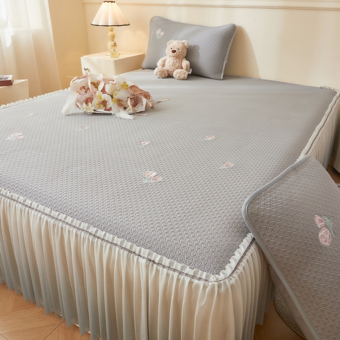 91家纺网 家纺一手货源 找家纺 （总）爱思凯家纺 2025新款小花-床裙 PE真豆豆刺绣软席凉席