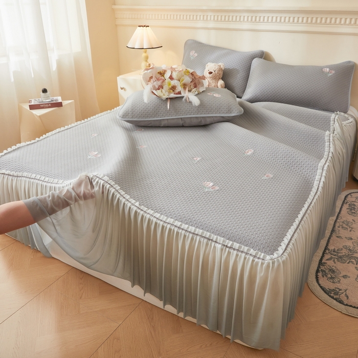 91家纺网 家纺一手货源 找家纺 （总）爱思凯家纺 2025新款小花-床裙 PE真豆豆刺绣软席凉席