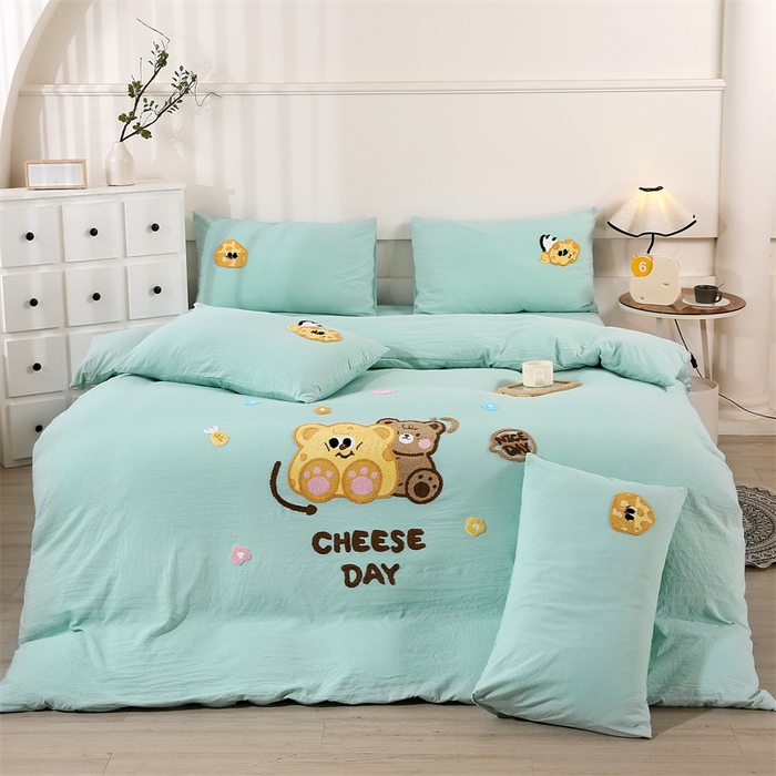 91家纺网 家纺一手货源 找家纺 优米家纺 2025新款A类水洗棉毛巾绣四件套-奶酪小熊 奶酪小熊-青草绿