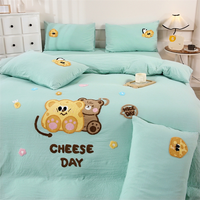 91家纺网 家纺一手货源 找家纺 优米家纺 2025新款A类水洗棉毛巾绣四件套-奶酪小熊 奶酪小熊-青草绿