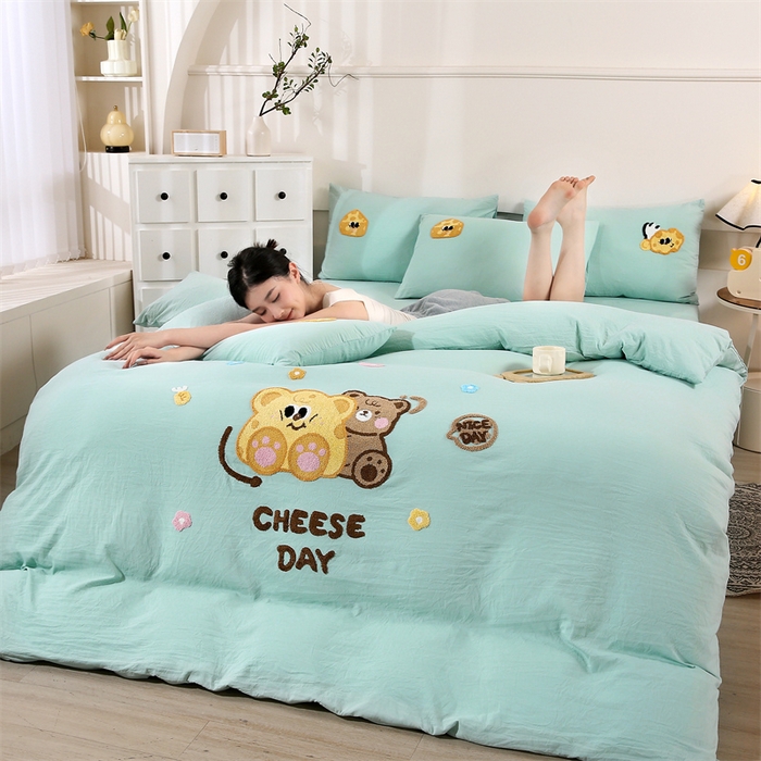 91家纺网 家纺一手货源 找家纺 优米家纺 2025新款A类水洗棉毛巾绣四件套-奶酪小熊 奶酪小熊-青草绿