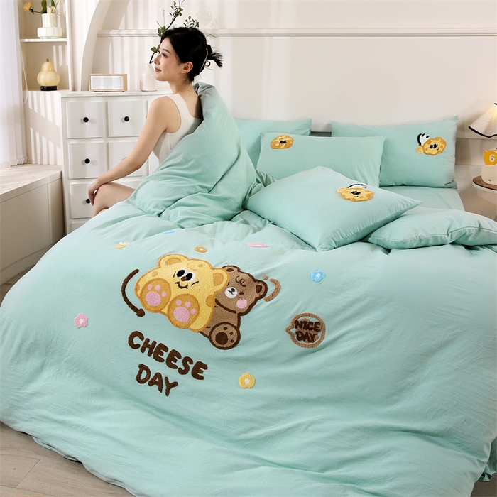 91家纺网 家纺一手货源 找家纺 优米家纺 2025新款A类水洗棉毛巾绣四件套-奶酪小熊 奶酪小熊-青草绿