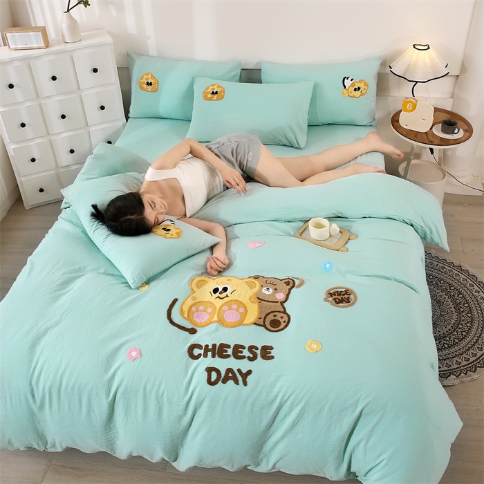 91家纺网 家纺一手货源 找家纺 优米家纺 2025新款A类水洗棉毛巾绣四件套-奶酪小熊 奶酪小熊-青草绿