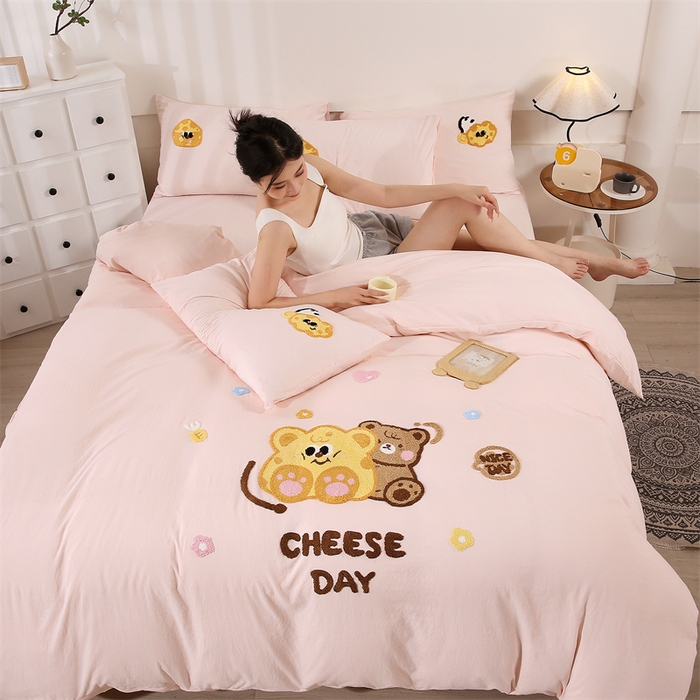 91家纺网 家纺一手货源 找家纺 优米家纺 2025新款A类水洗棉毛巾绣四件套-奶酪小熊 奶酪小熊-柔情玉