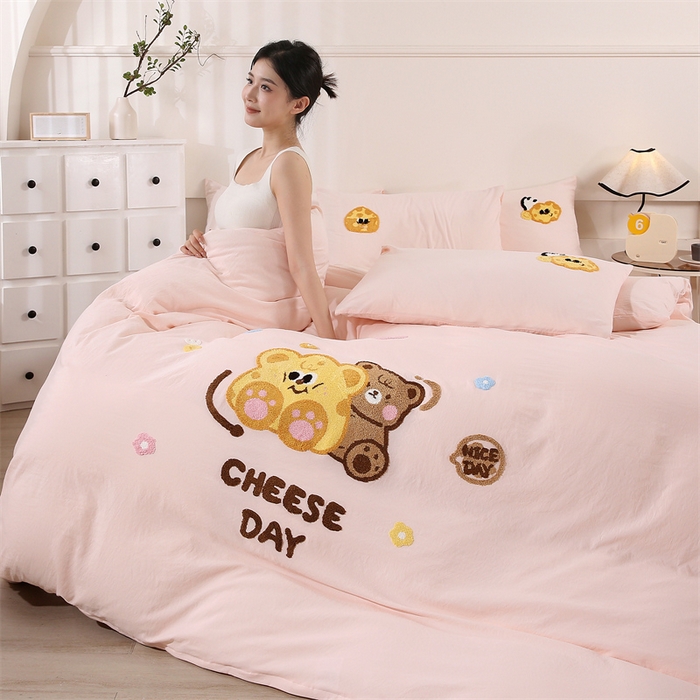 91家纺网 家纺一手货源 找家纺 优米家纺 2025新款A类水洗棉毛巾绣四件套-奶酪小熊 奶酪小熊-柔情玉