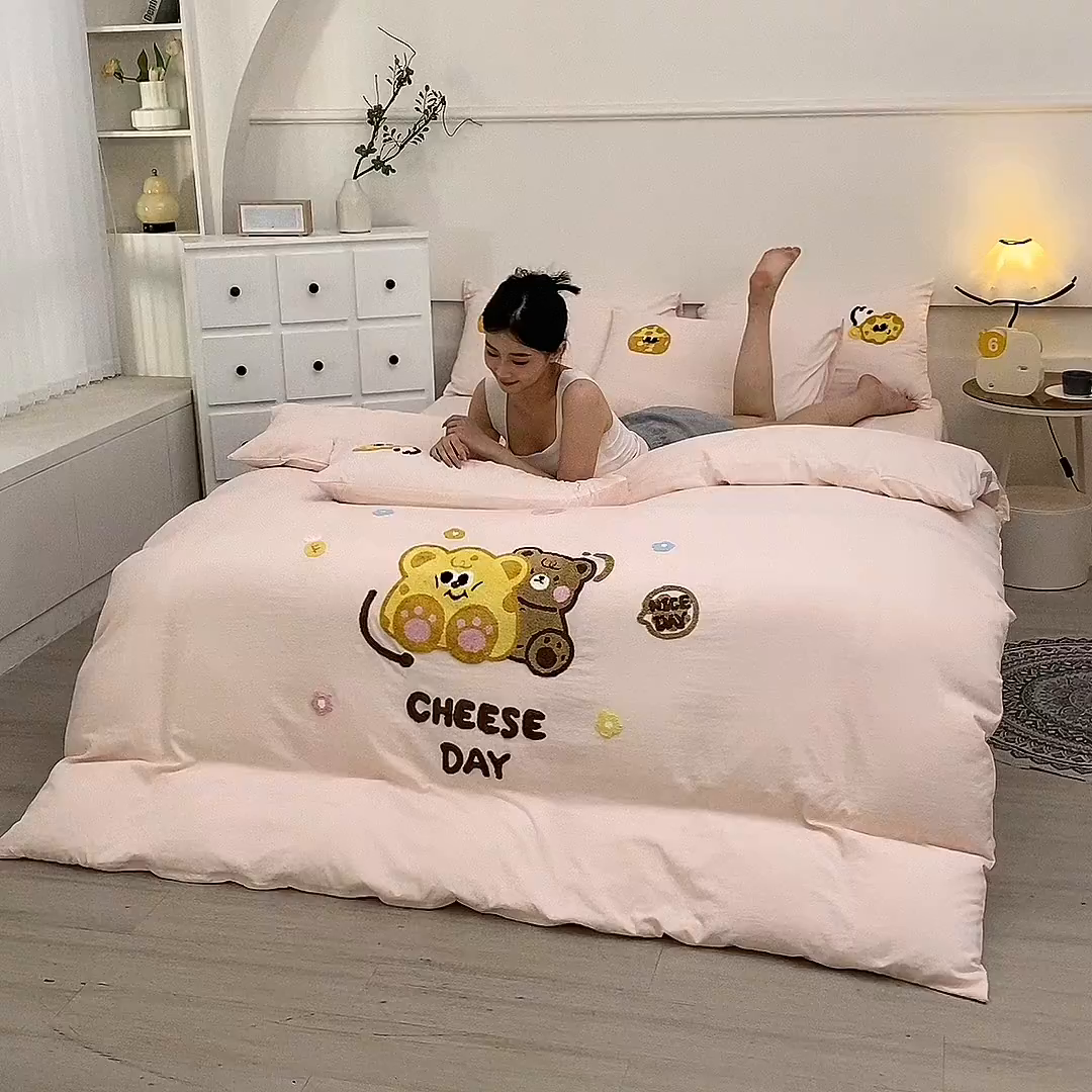 91家纺网 家纺一手货源 找家纺 优米家纺 2025新款A类水洗棉毛巾绣四件套-奶酪小熊 奶酪小熊-柔情玉