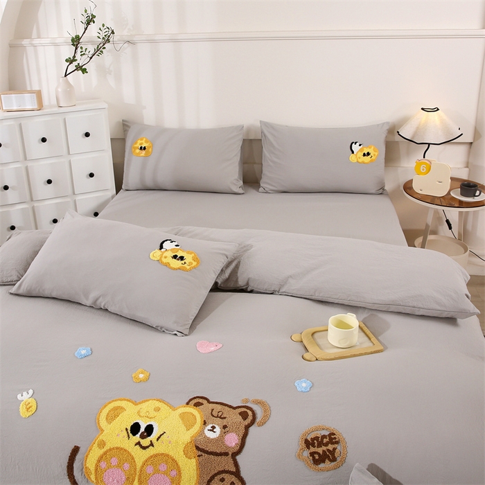 91家纺网 家纺一手货源 找家纺 优米家纺 2025新款A类水洗棉毛巾绣四件套-奶酪小熊 奶酪小熊-绅士灰