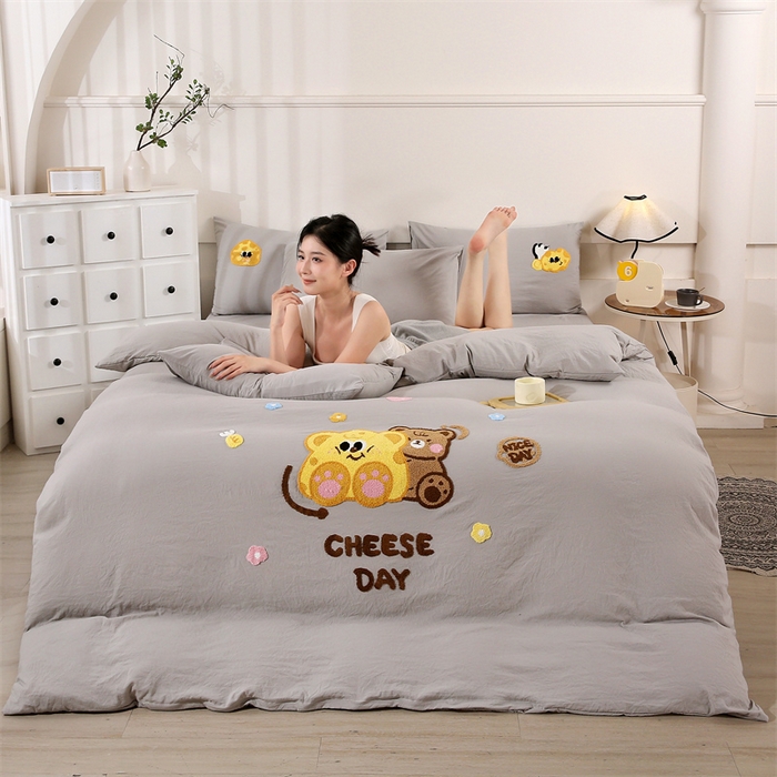 91家纺网 家纺一手货源 找家纺 优米家纺 2025新款A类水洗棉毛巾绣四件套-奶酪小熊 奶酪小熊-绅士灰