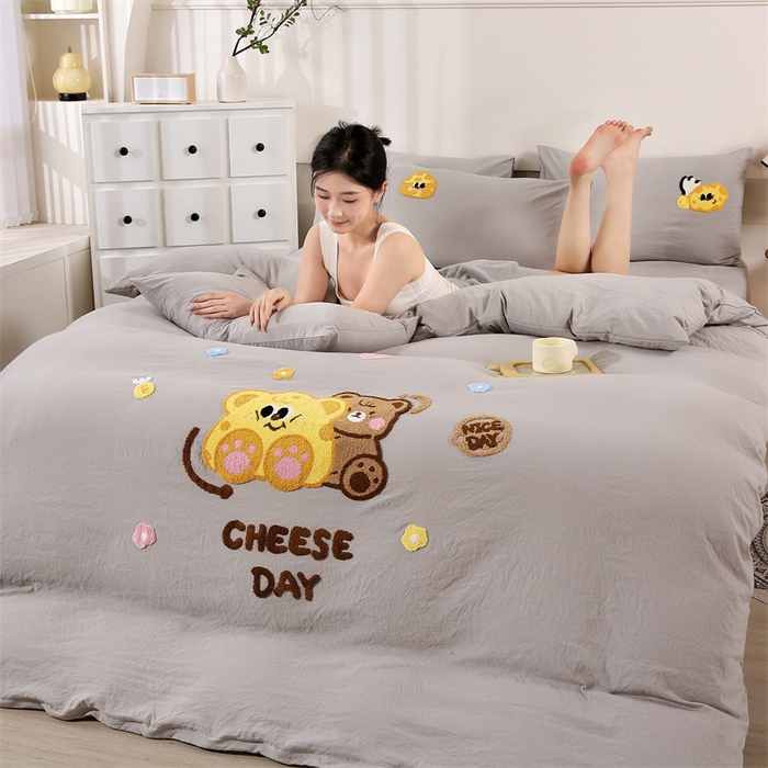 91家纺网 家纺一手货源 找家纺 优米家纺 2025新款A类水洗棉毛巾绣四件套-奶酪小熊 奶酪小熊-绅士灰