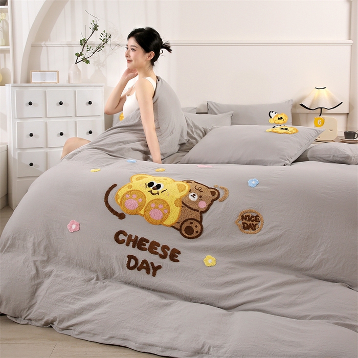 91家纺网 家纺一手货源 找家纺 优米家纺 2025新款A类水洗棉毛巾绣四件套-奶酪小熊 奶酪小熊-绅士灰