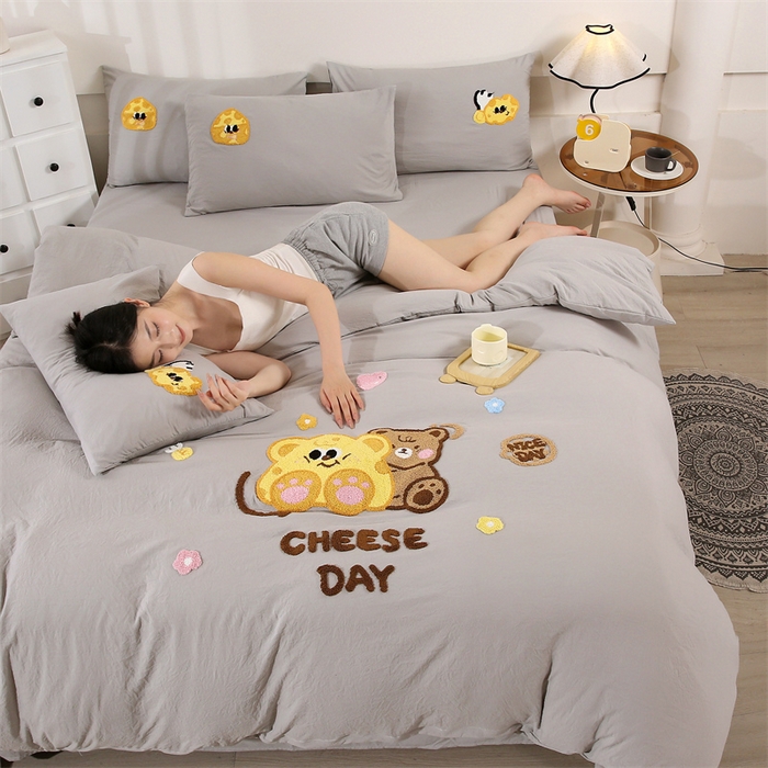 91家纺网 家纺一手货源 找家纺 优米家纺 2025新款A类水洗棉毛巾绣四件套-奶酪小熊 奶酪小熊-绅士灰