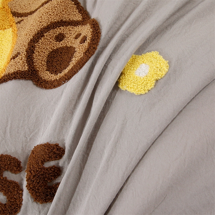 91家纺网 家纺一手货源 找家纺 优米家纺 2025新款A类水洗棉毛巾绣四件套-奶酪小熊 奶酪小熊-绅士灰