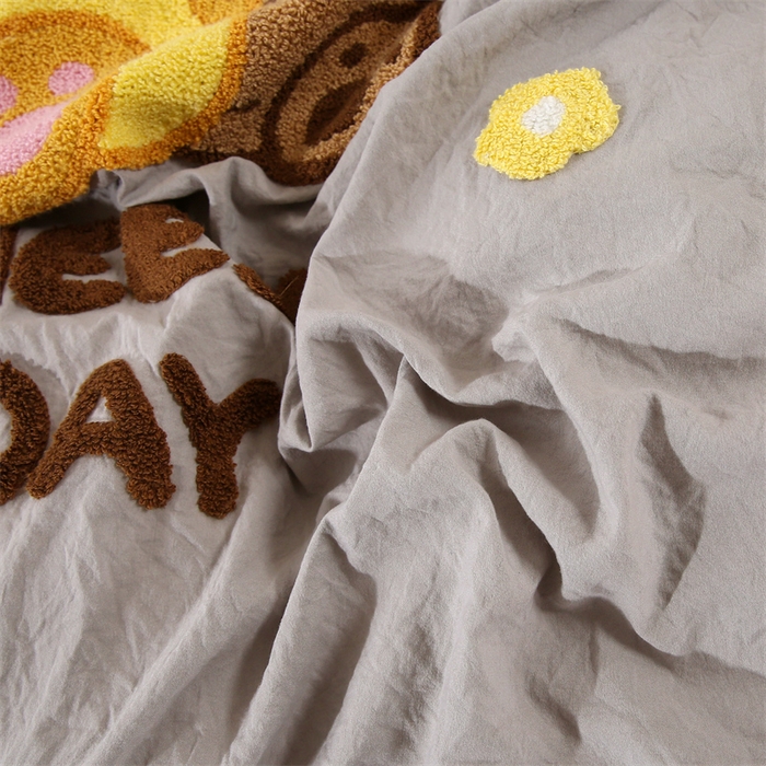 91家纺网 家纺一手货源 找家纺 优米家纺 2025新款A类水洗棉毛巾绣四件套-奶酪小熊 奶酪小熊-绅士灰