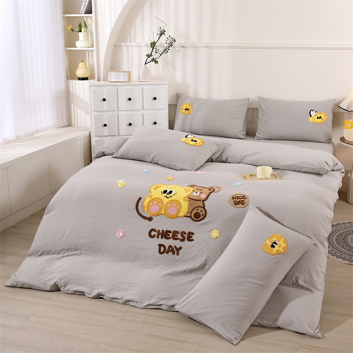 91家纺网 家纺一手货源 找家纺 优米家纺 2025新款A类水洗棉毛巾绣四件套-奶酪小熊 奶酪小熊-绅士灰