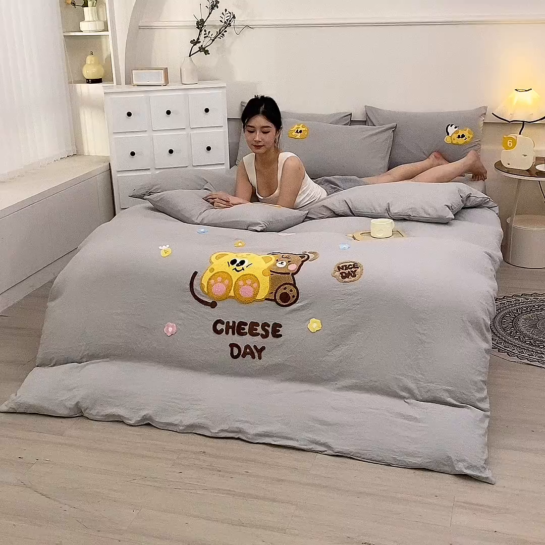 91家纺网 家纺一手货源 找家纺 优米家纺 2025新款A类水洗棉毛巾绣四件套-奶酪小熊 奶酪小熊-绅士灰