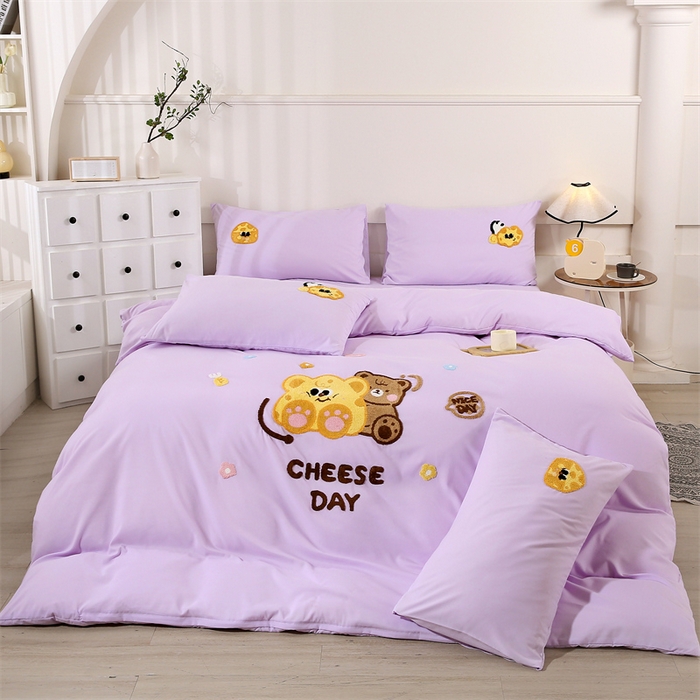 91家纺网 家纺一手货源 找家纺 优米家纺 2025新款A类水洗棉毛巾绣四件套-奶酪小熊 奶酪小熊-神秘紫