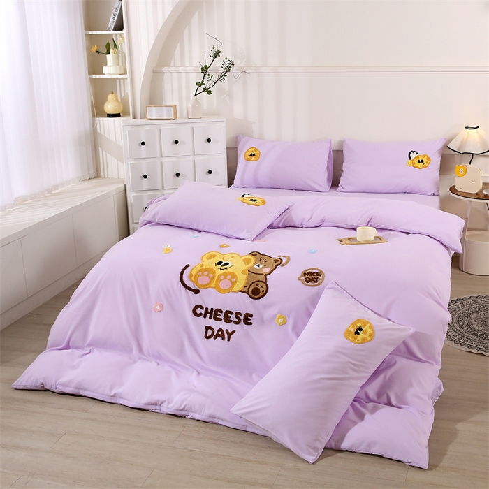 91家纺网 家纺一手货源 找家纺 优米家纺 2025新款A类水洗棉毛巾绣四件套-奶酪小熊 奶酪小熊-神秘紫