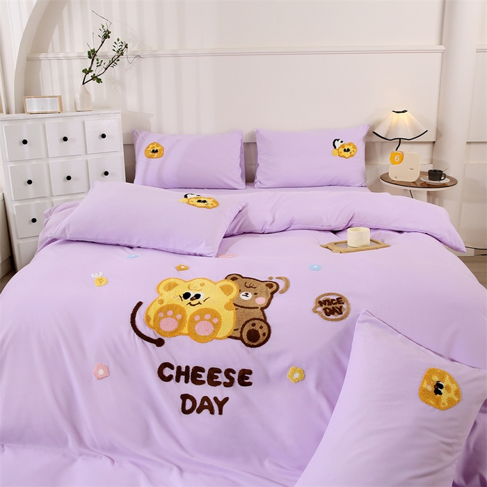 91家纺网 家纺一手货源 找家纺 优米家纺 2025新款A类水洗棉毛巾绣四件套-奶酪小熊 奶酪小熊-神秘紫