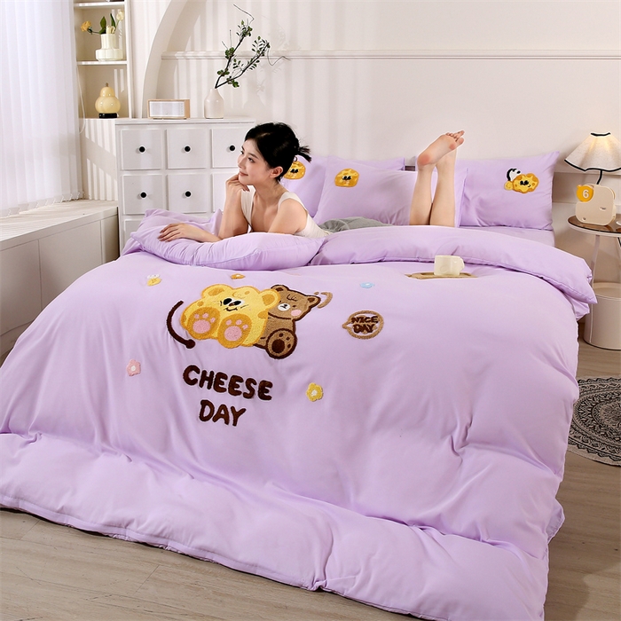 91家纺网 家纺一手货源 找家纺 优米家纺 2025新款A类水洗棉毛巾绣四件套-奶酪小熊 奶酪小熊-神秘紫