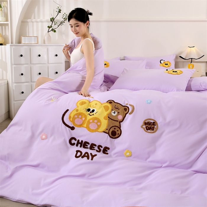 91家纺网 家纺一手货源 找家纺 优米家纺 2025新款A类水洗棉毛巾绣四件套-奶酪小熊 奶酪小熊-神秘紫