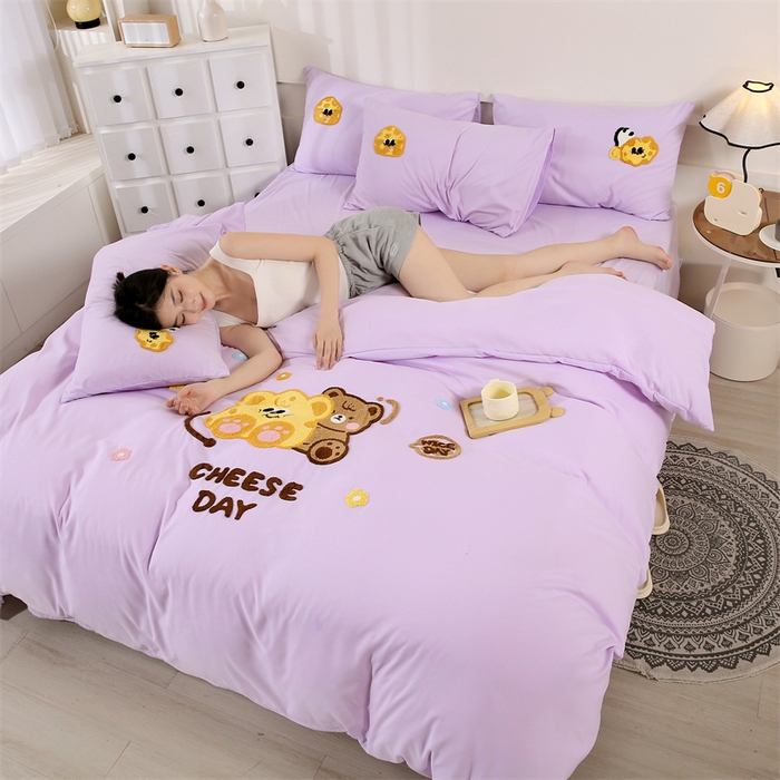 91家纺网 家纺一手货源 找家纺 优米家纺 2025新款A类水洗棉毛巾绣四件套-奶酪小熊 奶酪小熊-神秘紫