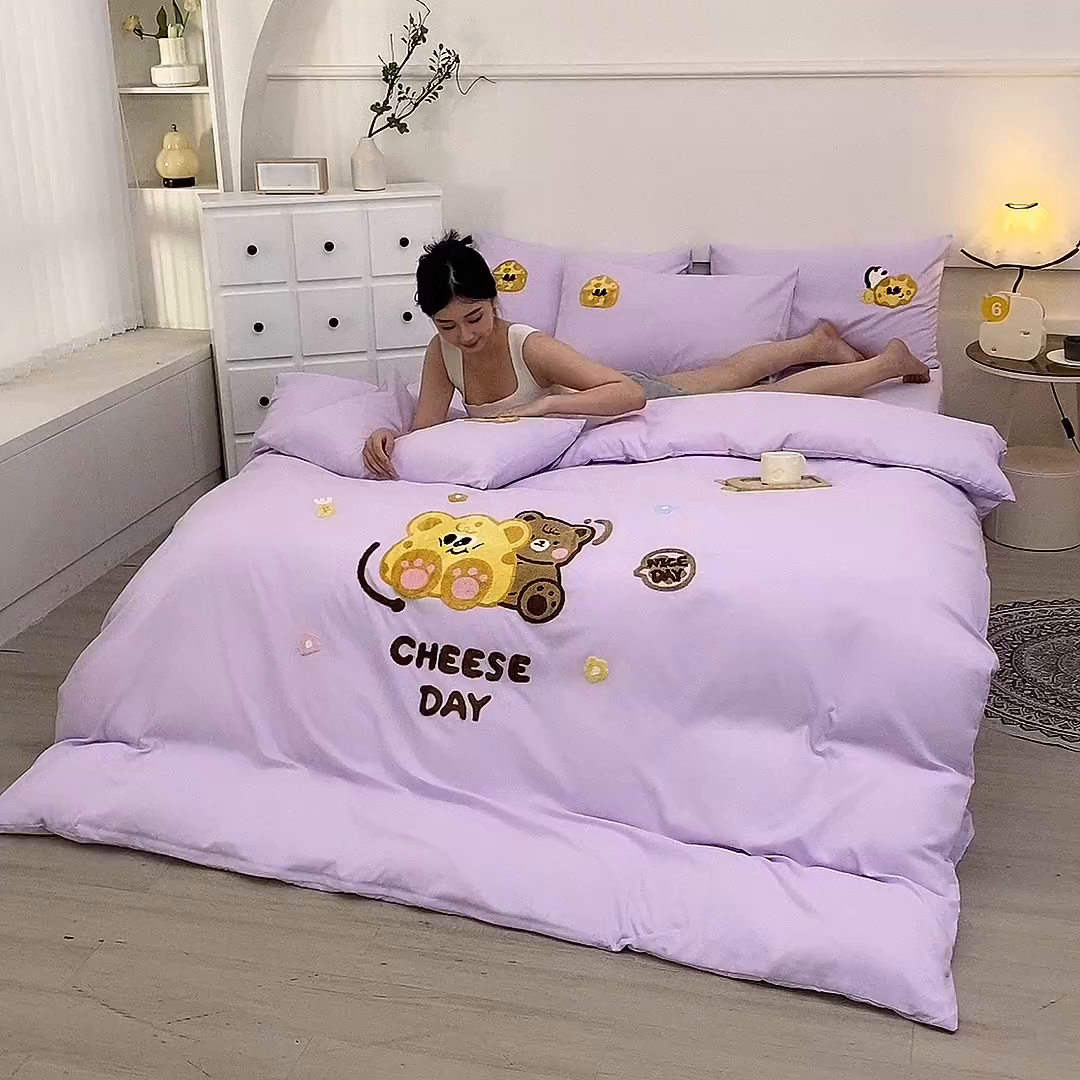91家纺网 家纺一手货源 找家纺 优米家纺 2025新款A类水洗棉毛巾绣四件套-奶酪小熊 奶酪小熊-神秘紫